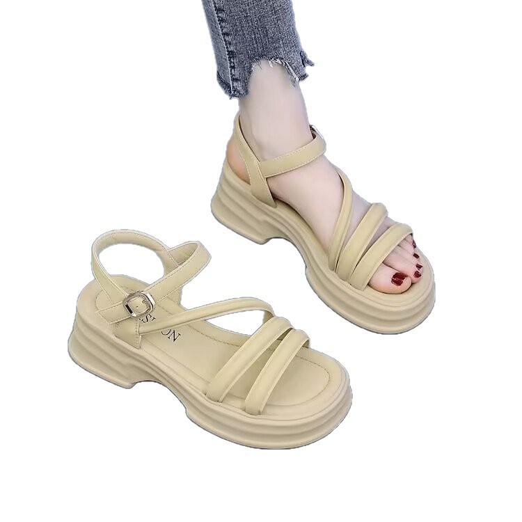 Sandalias de fondo grueso para mujeres verano 2026 nuevo estilo de ropa exterior alta sensación versátil Roma slope talón muffin hadas sandalias super caliente