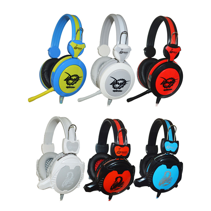 Fabricante en stock 988 Auriculares auriculares con micrófono corto viene con pequeño gancho auriculares con cable USB juego de auriculares