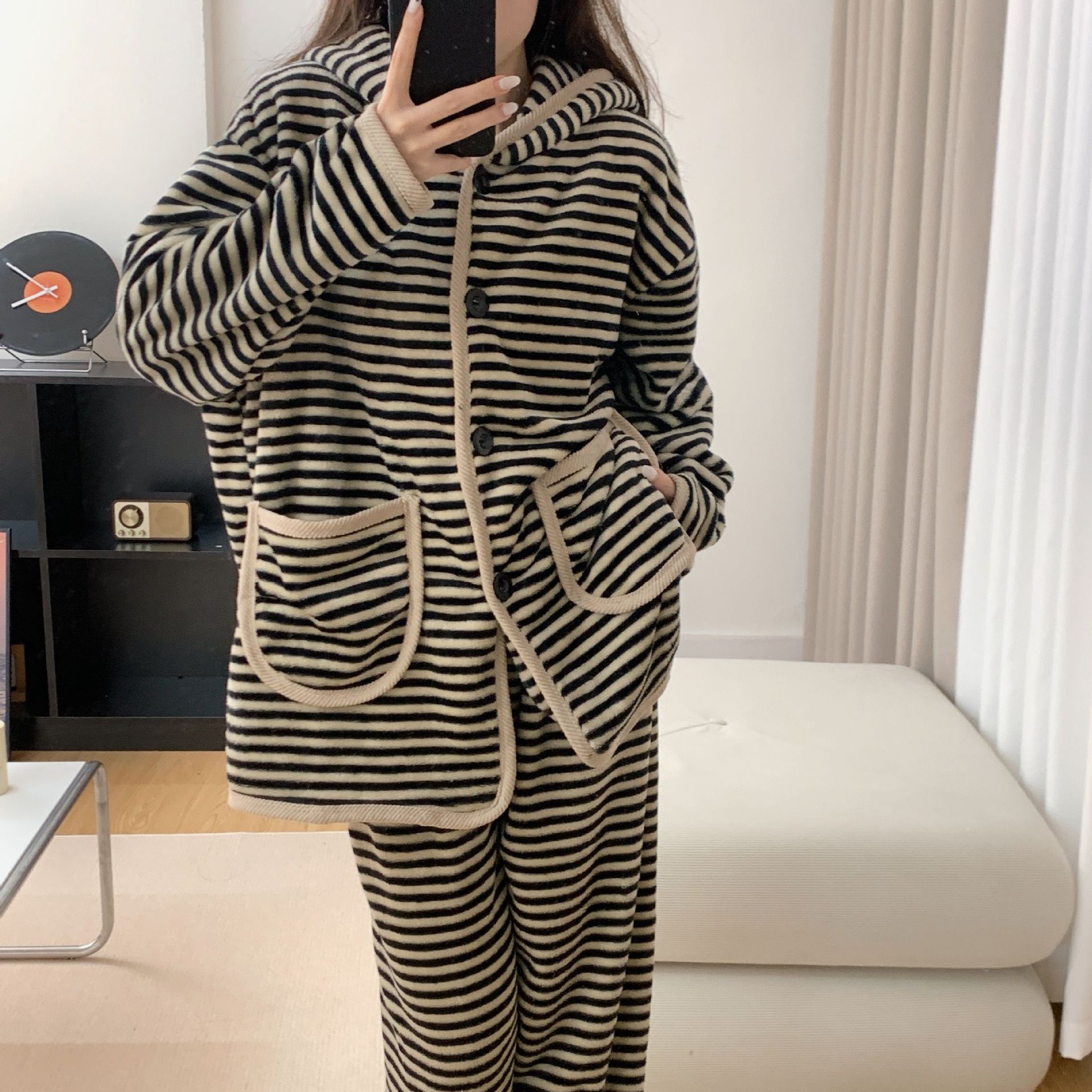 Pijamas de coral con rayas encapuchadas mujeres otoño y invierno nuevo tipo de terciopelo grueso y cálido conjunto de ropa casera de franela
