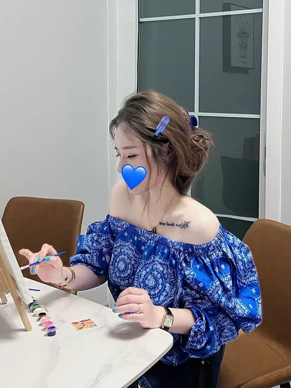 Niche Design Sense Голубая рубашка Klein с открытыми плечами, Женская свободная универсальная рубашка в стиле ретро с принтом для горячих девушек