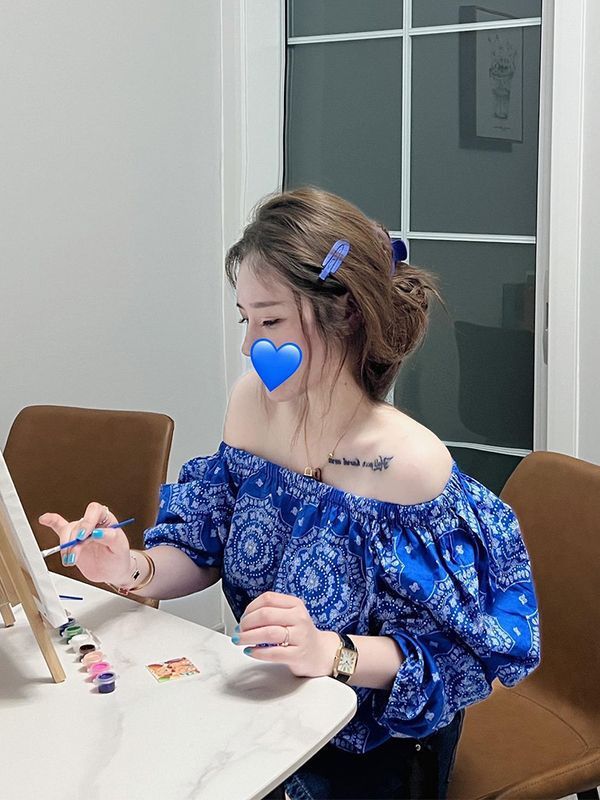 Niche Design Sense off-shoulder Klein Blue Shirt Women's Retro Hot Girl Printed Loose All-match Top