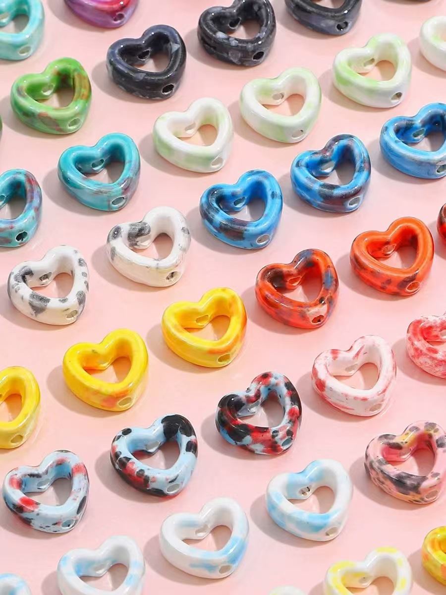 Cuentas de cerámica flor cuadrada estrella de cinco puntas pequeña flor de ciruelo trébol de cuatro hojas pequeño elefante pequeño conejo de jade color mixto cuentas de agujeros rectos cuentas hechas a mano