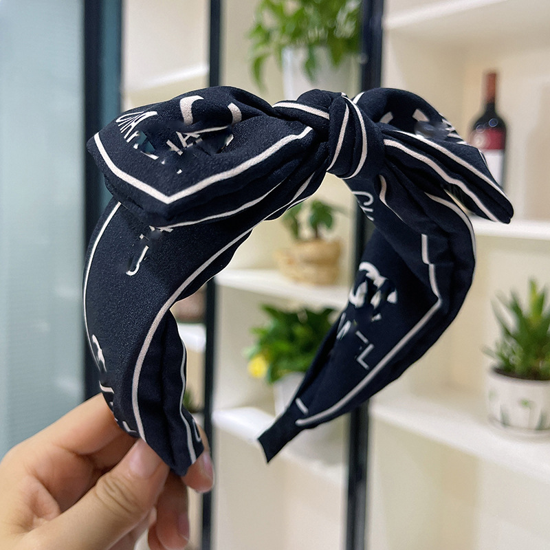 髪のカチューシャの女性のファッションの新型の顔を洗って滑り止めの森の女性の百合は広いネットの赤い広い辺の蝶結びの小さい香の風のカチューシャをプラスします。