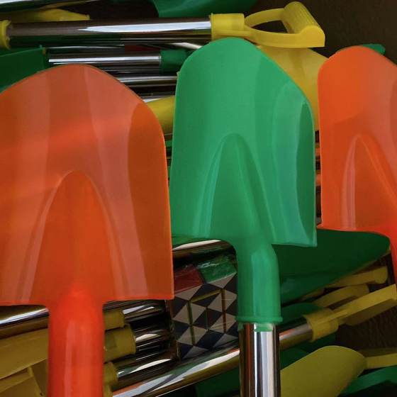 Large toy shovel beach shovel sand playing stainless steel plastic shovel summer outdoor riverside tools 2 yuan department store