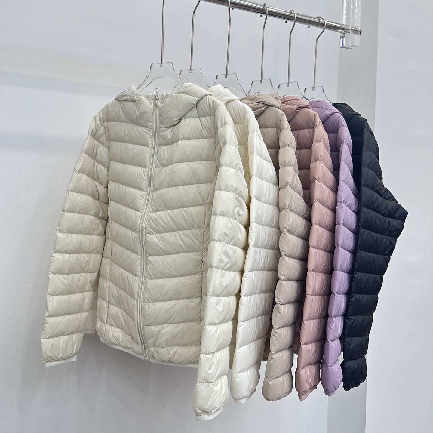 Ribs Lightweight down Jacket Women's 2025 Autumn and Winter New Short Hooded Fashion Casual Jacket 90 White Duck down