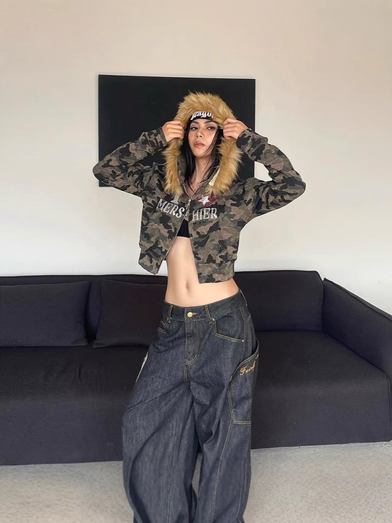 秋冬の女性の新型アメリカのギャルは迷彩の毛の襟を取り外して帽子のパーカーのファスナーのショートコートとベルベットの保温を持ちます。