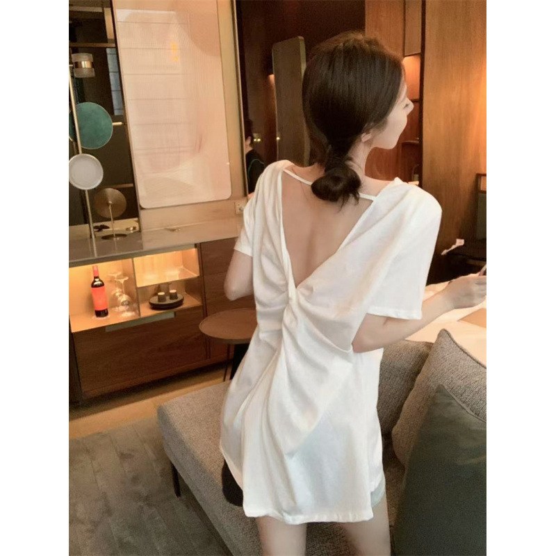 T-Shirt with V-Neck and Short Sleeves for Women, Loose and Casual Style, with a Clever Twist on the Back, Open Back Design, and Shoulder Pads