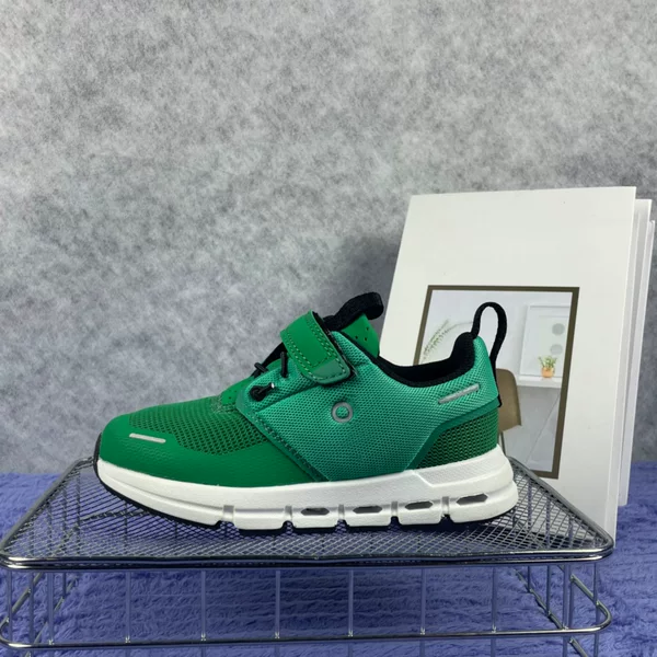 Children's sports shoes with dual fastening of Velcro and elastic bands, featuring highly elastic and breathable mesh fabric for light comfort