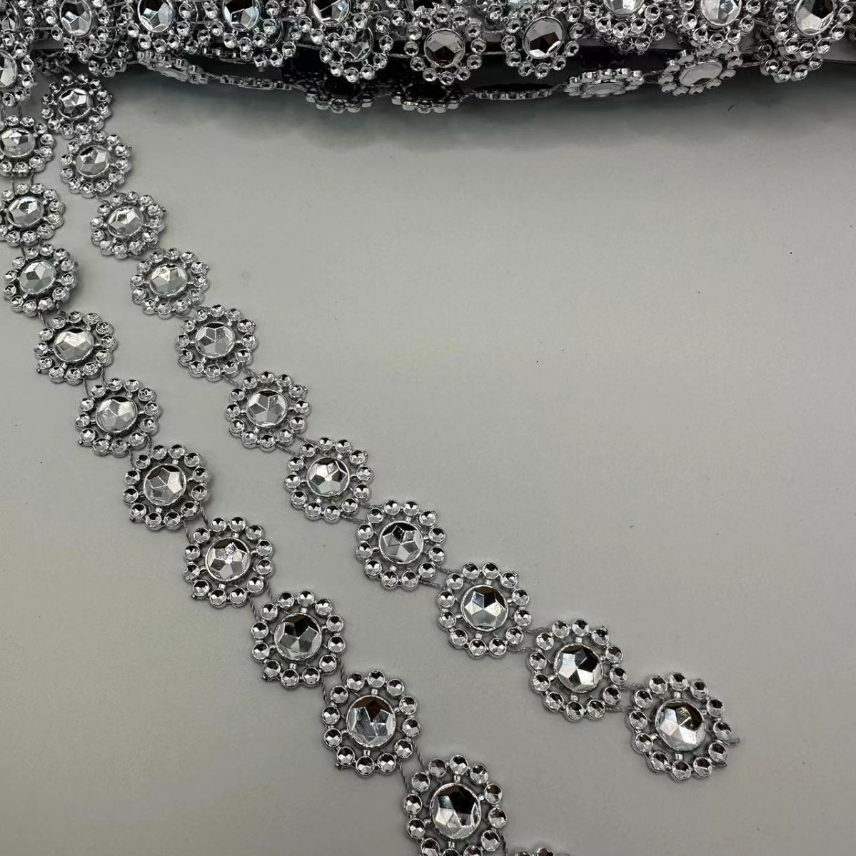 Accesorios de vestuario Accesorios de vestir Accesorios de girasol de una sola tira al por mayor Diamante de hilo Diamante de plástico Diamante de taladro Zapatos y sombreros Adornos