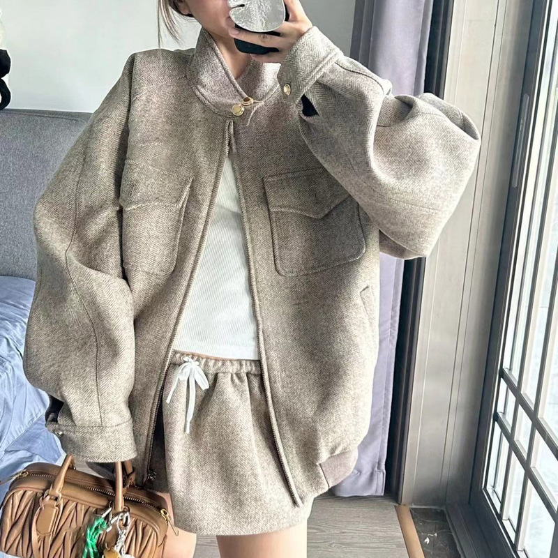2025 Autumn/Winter Retro Letter Patch Herringbone Stand Collar Jacket + Elastic Waist Puffy Short Skirt Set 2025 Autumn/Winter Retro Letter Patch Herringbone Stand Collar Jacket + Elastic Waist Puffy Short Skirt Set