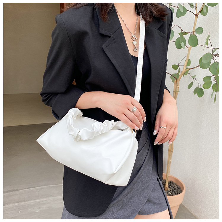 Nihaojewelry Wholesale Simple Casual Soft Leather Fold Solid Color Shoulder Bag display picture 14