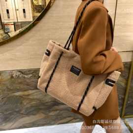 小众设计大容量时尚单肩手提包羊羔毛绒托特包休闲通勤电脑包批发