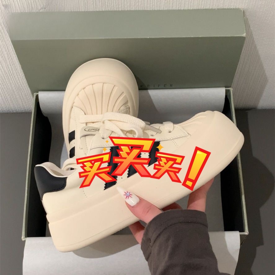 Zapatillas deportivas negras con puntera de goma para mujer, estilo nuevo otoño-invierno 2025, calzado deportivo casual de suela gruesa, zapatos de muñeca bonitos con alto valor estético.