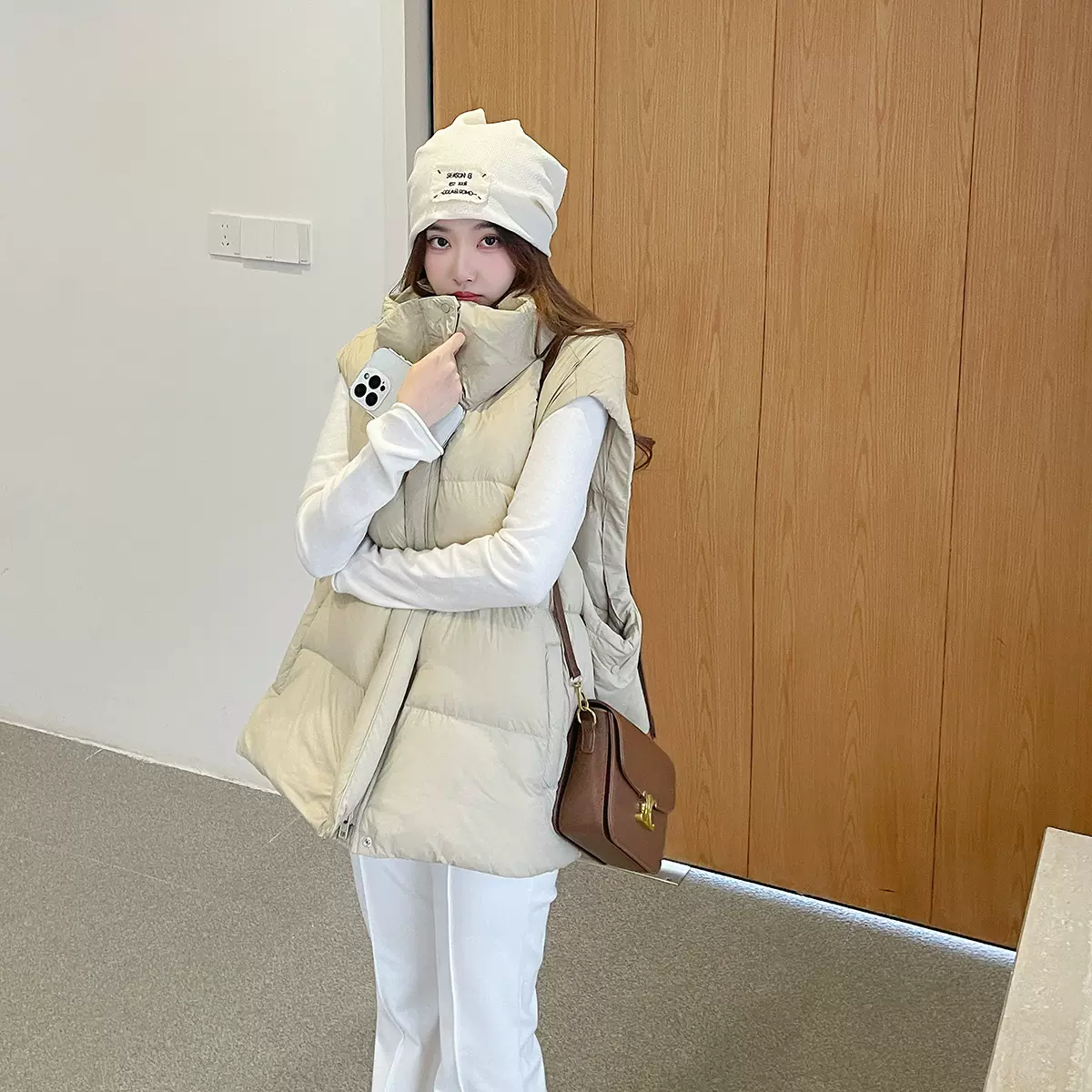 纯色小泡芙马甲女士新款90克白鸭绒三防面料轻暖立领泡芙羽绒马甲