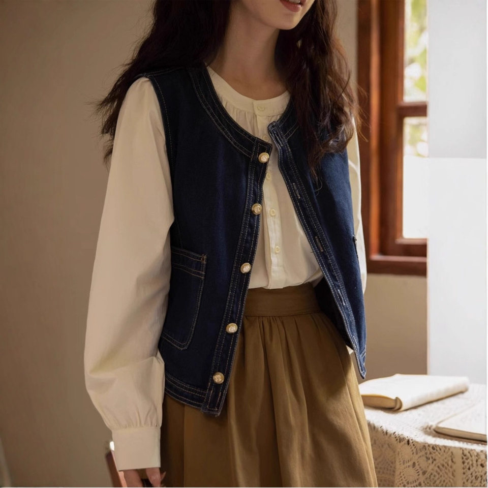 Áo vest denim nữ không tay cổ chữ V phối lớp phong cách retro, dáng ôm tôn dáng, dài 50–65 cm — Áo vest denim màu xanh (hàng có sẵn), Áo vest màu xanh đậm (có sẵn), Áo vest màu xanh đậm chi tiết 9
