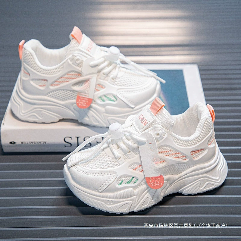 Легкие, впитывающие пот и дышащие летние и осенние легкие туфли для мальчиков нового стиля 2025 года, модные детские белые туфли на мягкой подошве, универсальные.