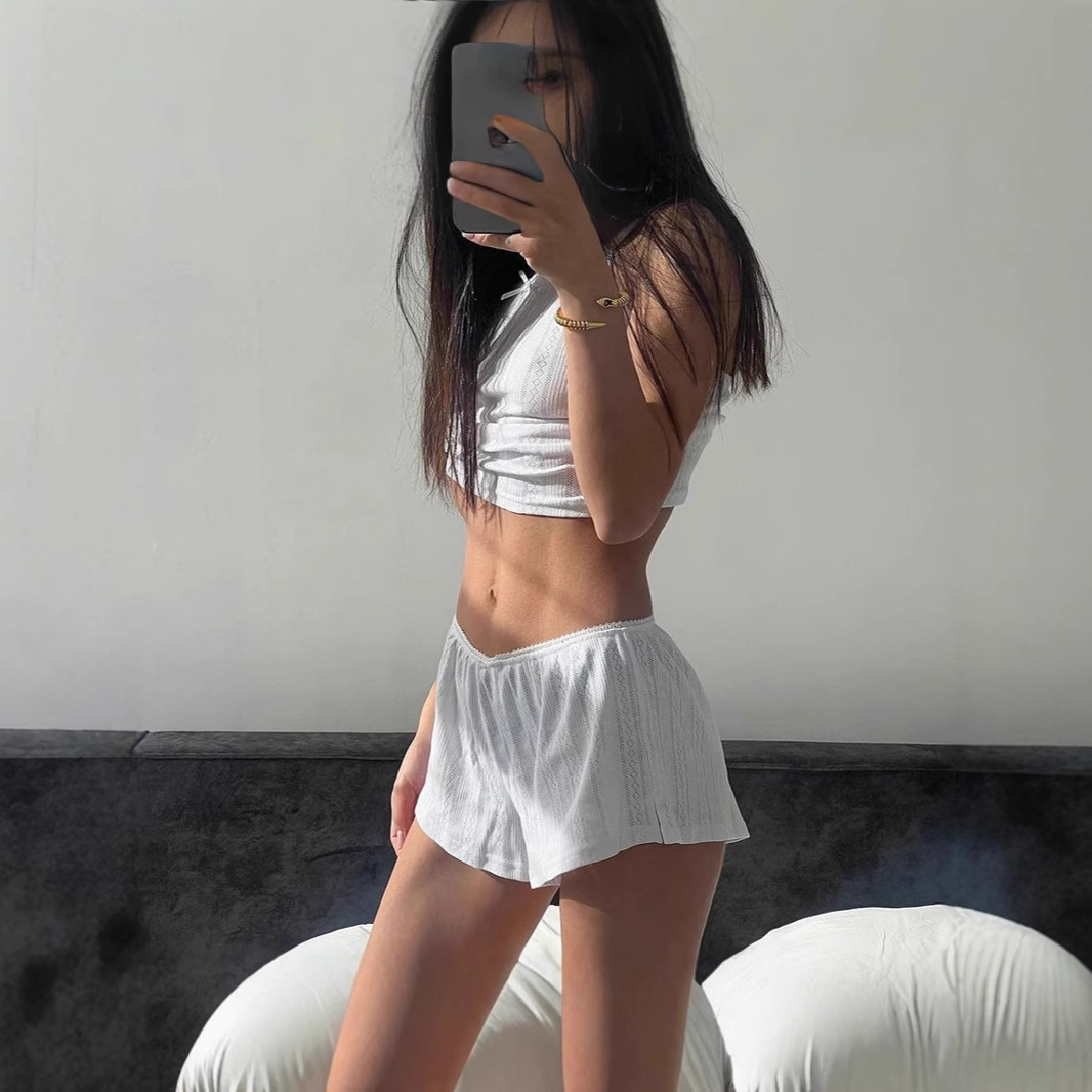 Conjunto de pijama feminino de duas peças, modelo camisola shorts de malha sexy para o verão de 2025, em jacquard branco, estilo europeu e americano._voghion.com