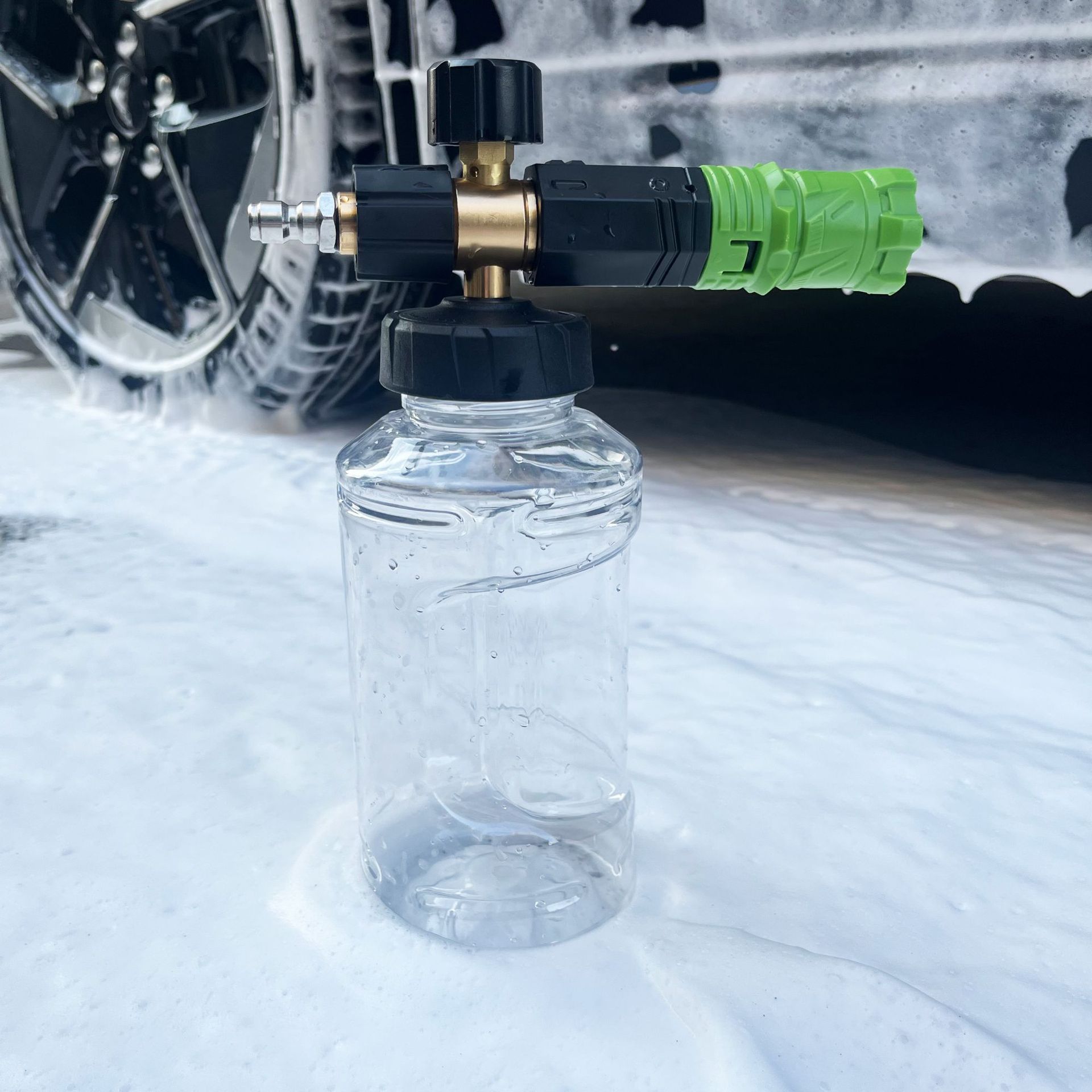 검은 색과 녹색 거품 냄비