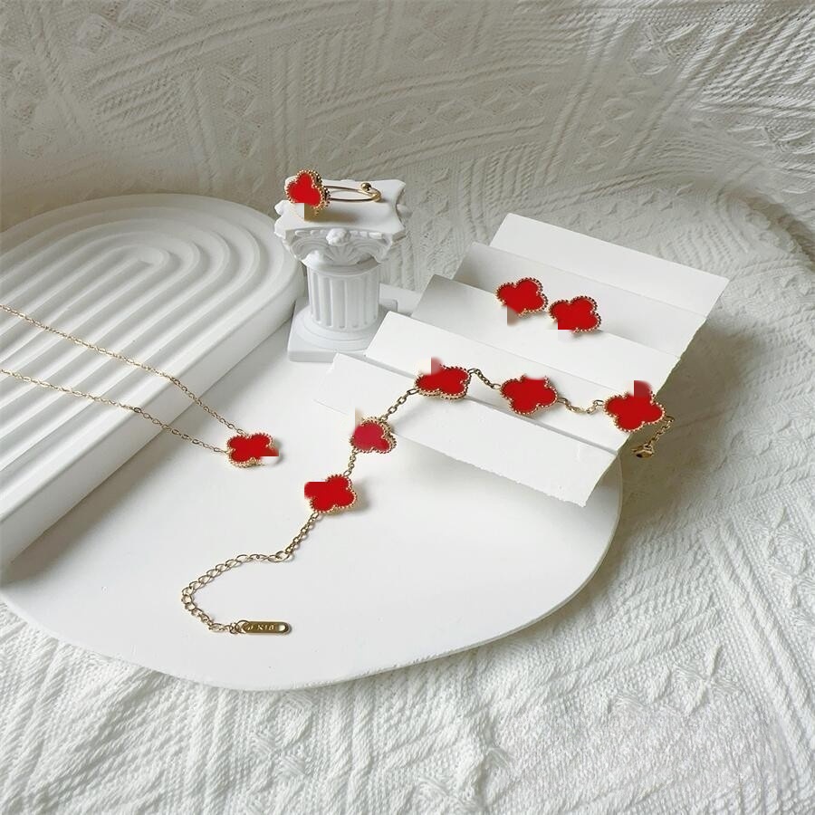 Estilo caliente Este trébol de cuatro hojas 13MM Pulsera de cinco flores 18K Pulsera de trébol de cuatro hojas Collar Pendientes Juego de anillo sin decoloración