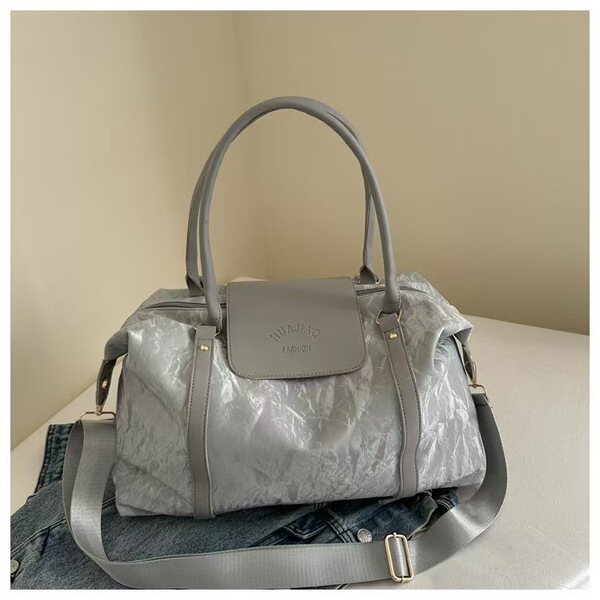 Capacious travel bag