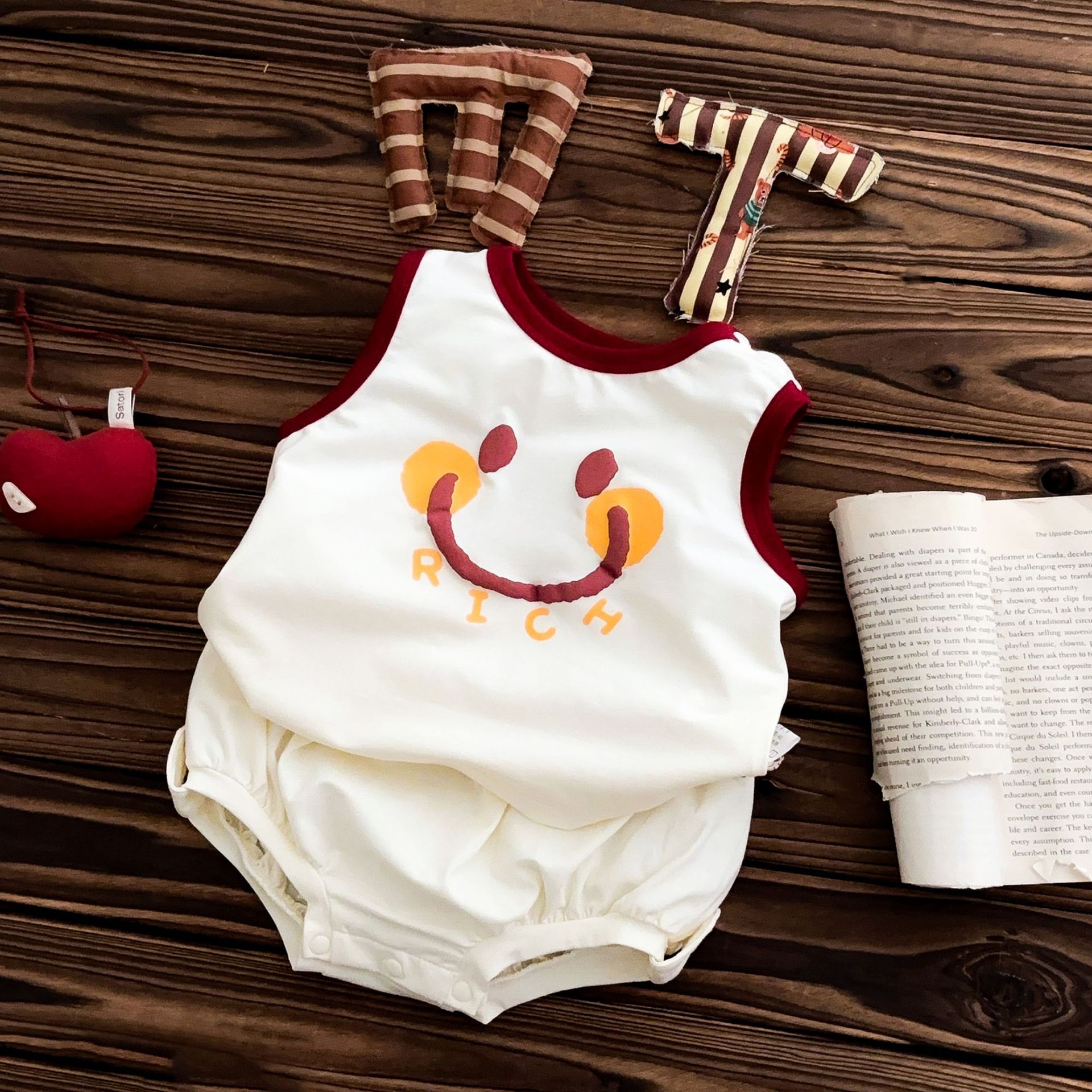 Traje de niño sonriente coreano 2025 verano nuevo estilo bebé dibujos animados pantalones cortos sin mangas hombres bebé delgado traje de dos piezas