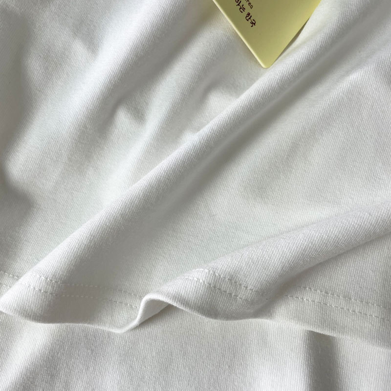 授乳上着春秋タイプの外着は痩せている授乳tシャツを着ています。|undefined