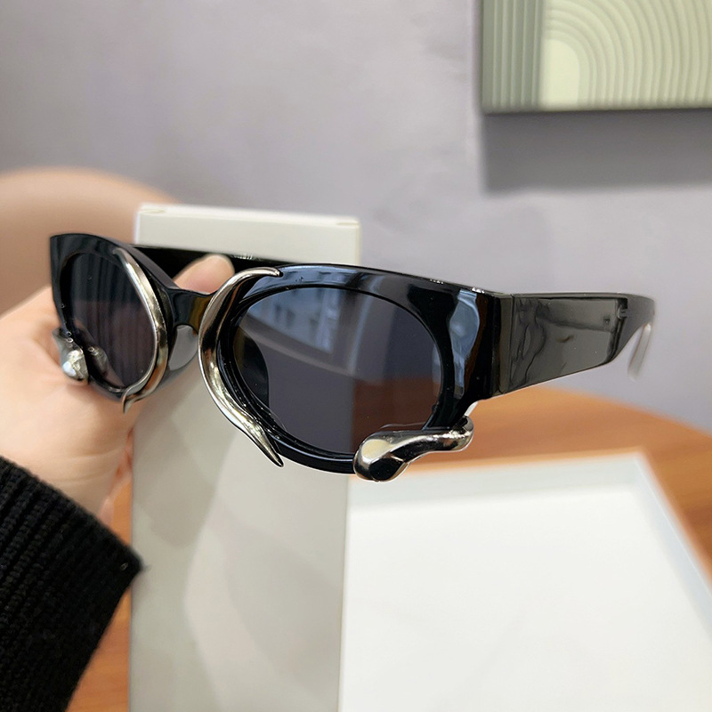 Ropa De Calle Color Sólido PC Protección UV400 Marco Ovalado Fotograma Completo Gafas De Sol Mujer display picture 5