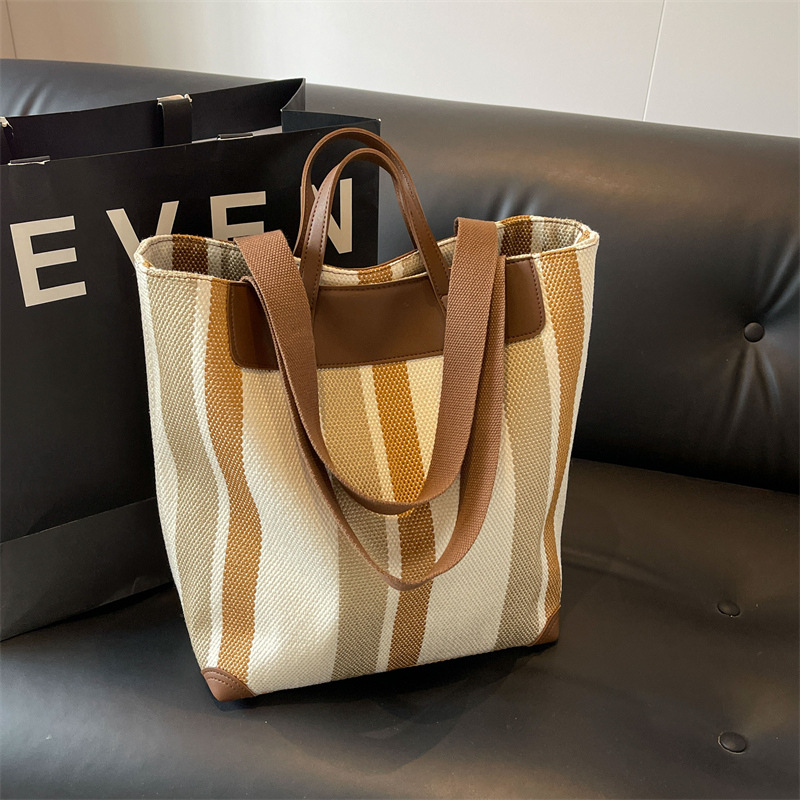 명암 컬러 스트라이프 캔버스 가방 여성 대용량 2024 새로운 유행 어깨 가방 모든 경기 통근 휴대용 토트 백