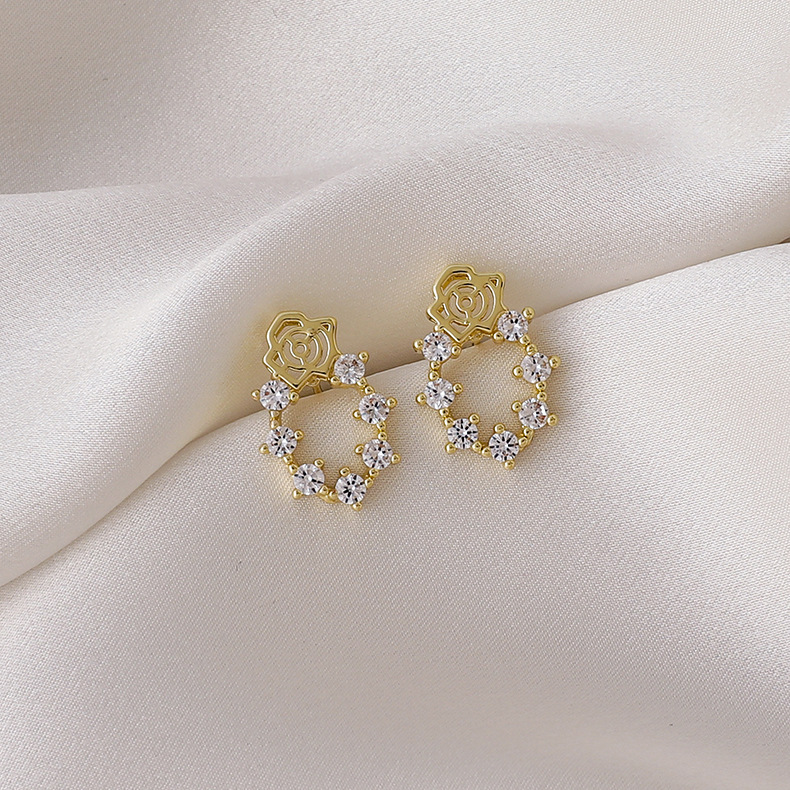 Boucles D&#39;oreilles Simples Mini Petites Fleurs Roses En Zirconium display picture 5