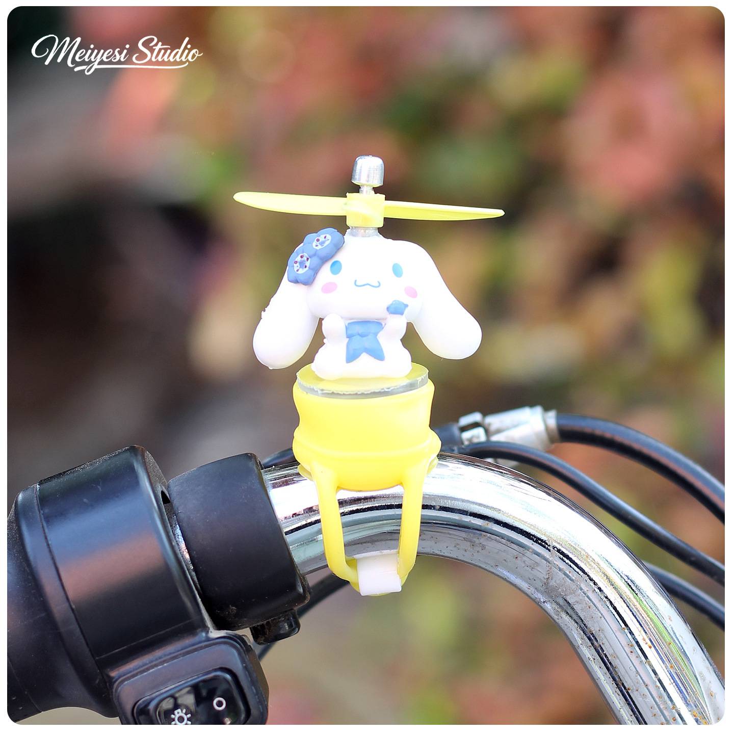 Cute molino de viento bicicleta coche de batería decoración accesorios para automóviles eléctricos muñecas de motocicleta muñecas decoración colgante