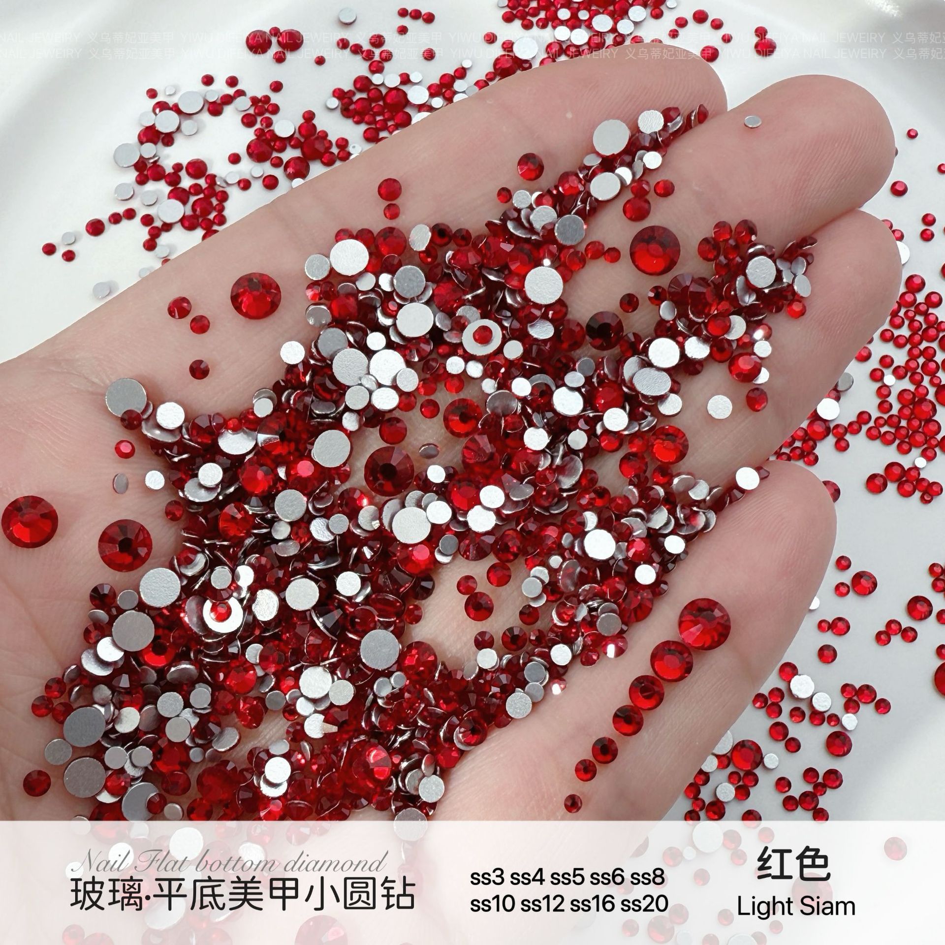 은색 바탕에 빨간색