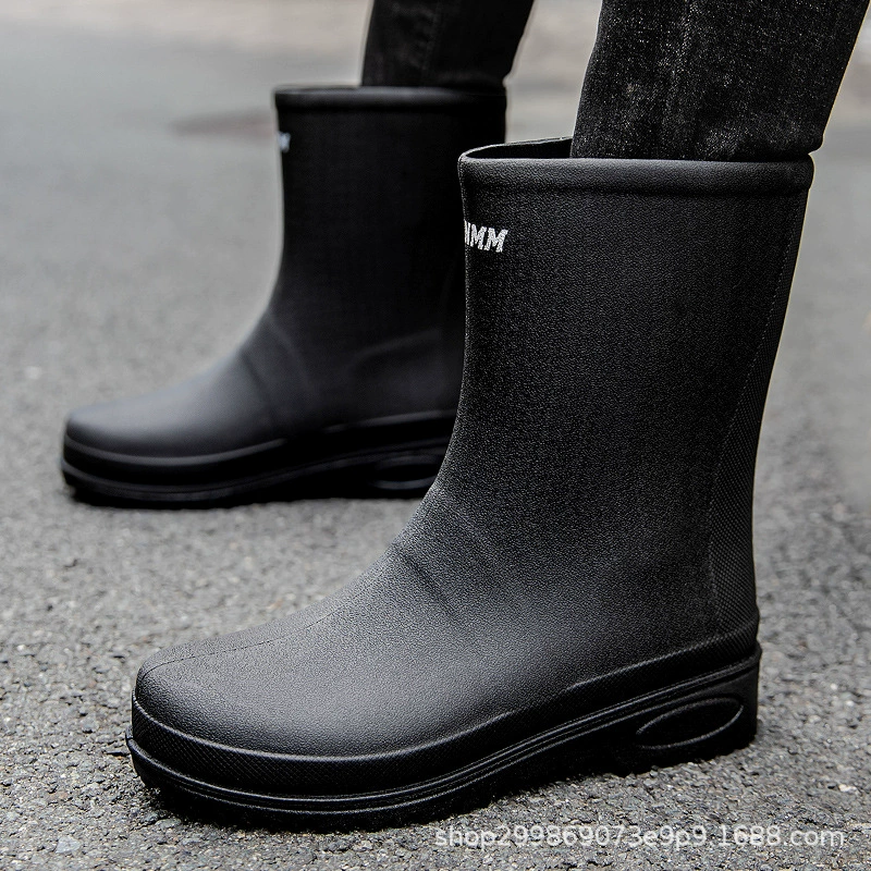 Европейские и американские сапоги от дождя мужские средние наездники нескользящие водонепроницаемые рабочие резиновые сапоги плоские дождевые сапоги
