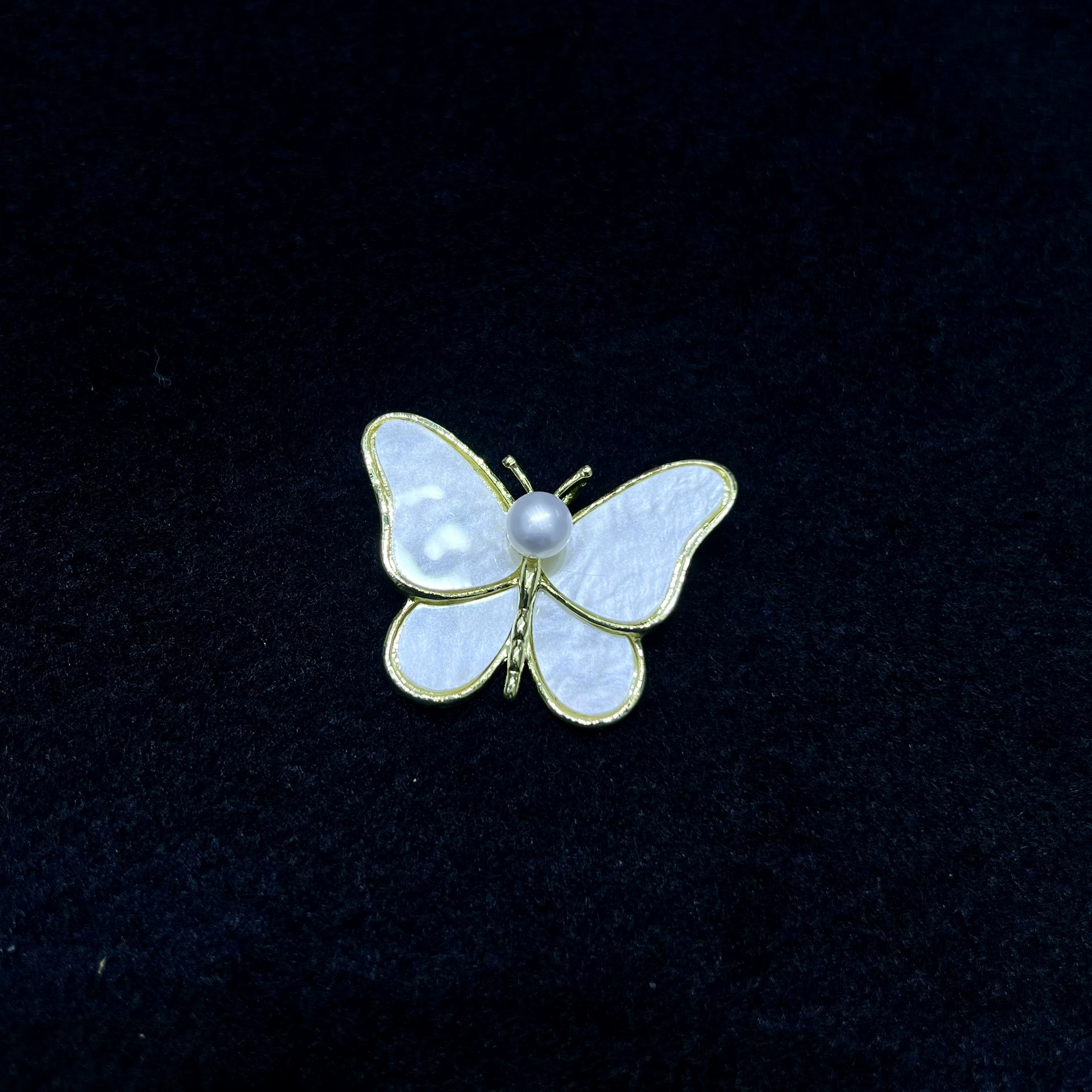 Брошь из натурального жемчуга Zhuji с ощущением высокого класса, нишевый дизайн, бабочка из перламутра, аксессуар для женской одежды, булавка, легкая роскошь в корейском стиле.