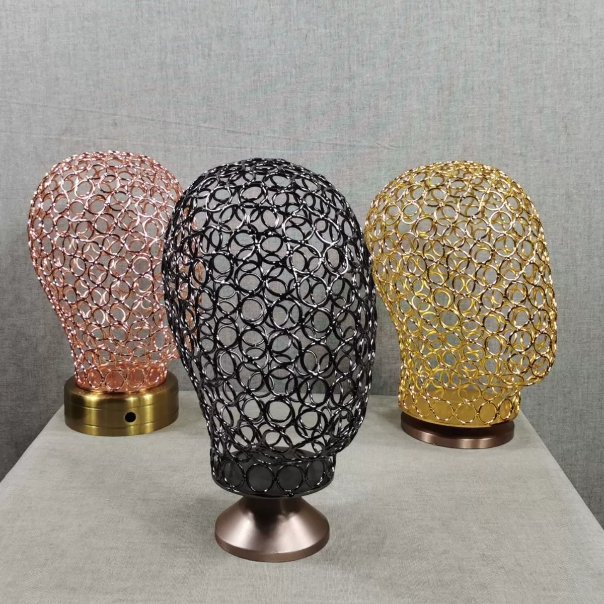 Магазин одежды, окно, обшитая модель, кованое украшение, полое железное кольцо, гальваническая шляпа, модель головы, дисплей аксессуаров