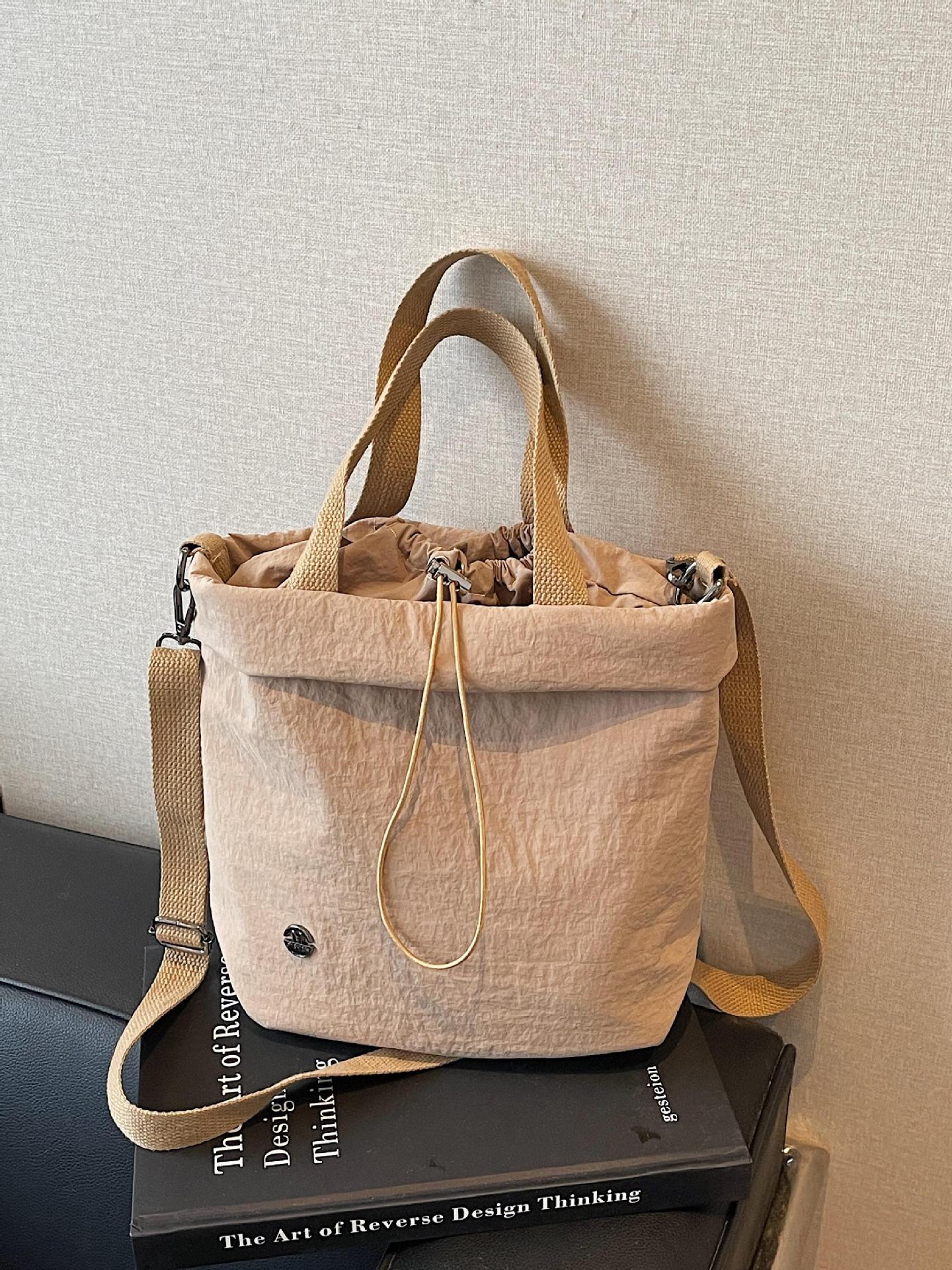 Bolso de lona para mujer 2025 nuevo bolso de cubo ligero y casual bolso de hombro portátil bolso de mensajero deportivo de fitness de gran capacidad