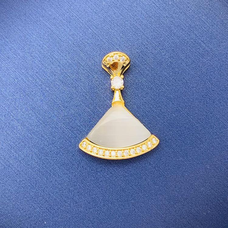 Tiktok Venta caliente colgante al por mayor auto-seleccionado 100 cobre colgante único con fuente de cadena de fábrica al por mayor sin cadena