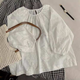 重工刺绣面料。亚麻工艺白色九分袖娃娃领上衣
