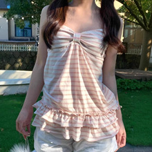 �����ɰ���Ů����A�ں�Ҷ�ߵ�������ʱ�����оӼҺ�����������