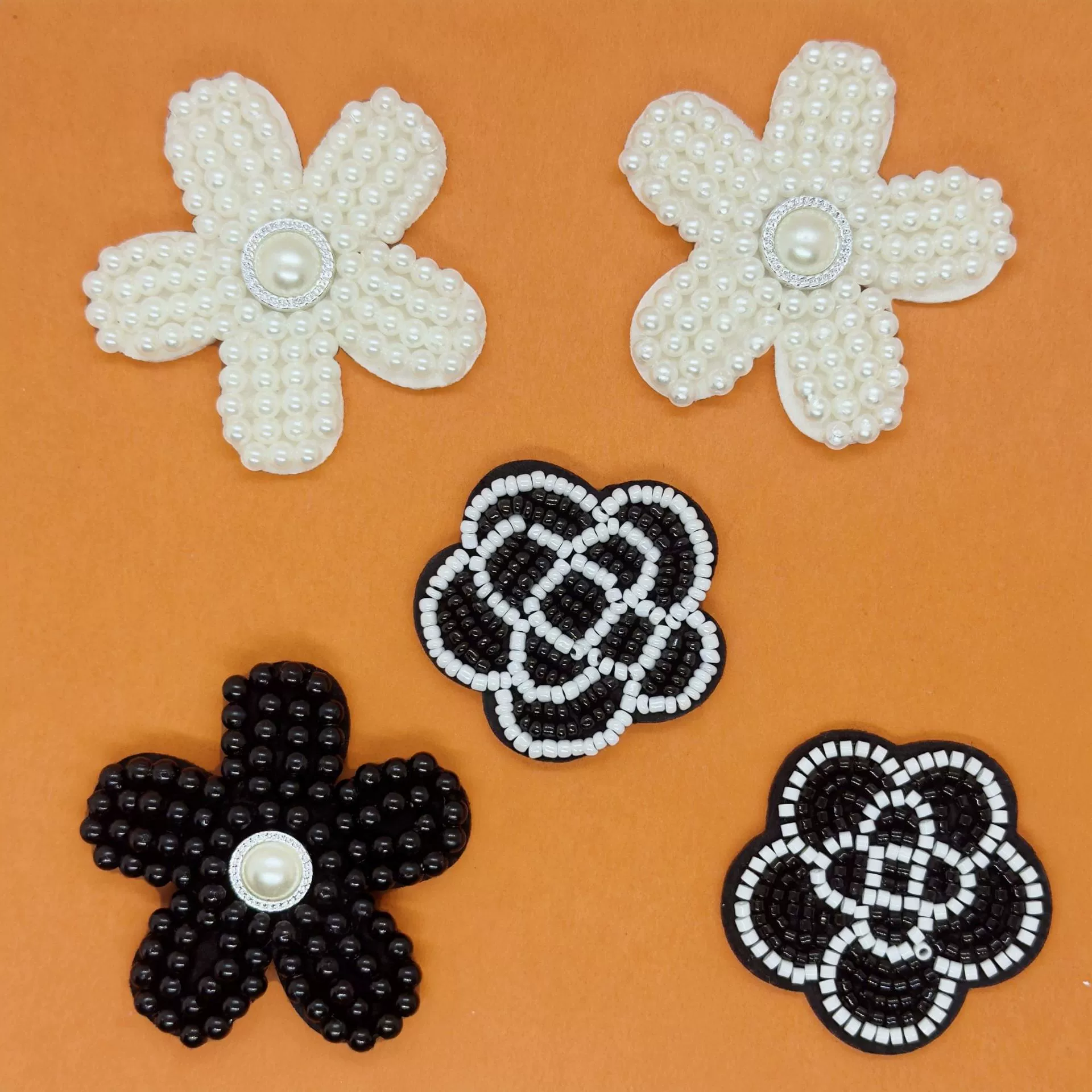 Ручная работа, нашивка из бисера с имитацией жемчужного цветка, сшитая вручную, аксессуар для одежды своими руками, готовый к поставке