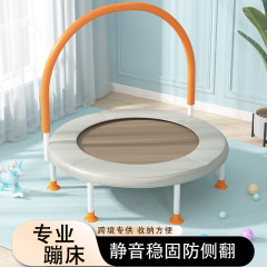トランポリン家庭用子供室内の小型赤ちゃんがベッドをこすります。