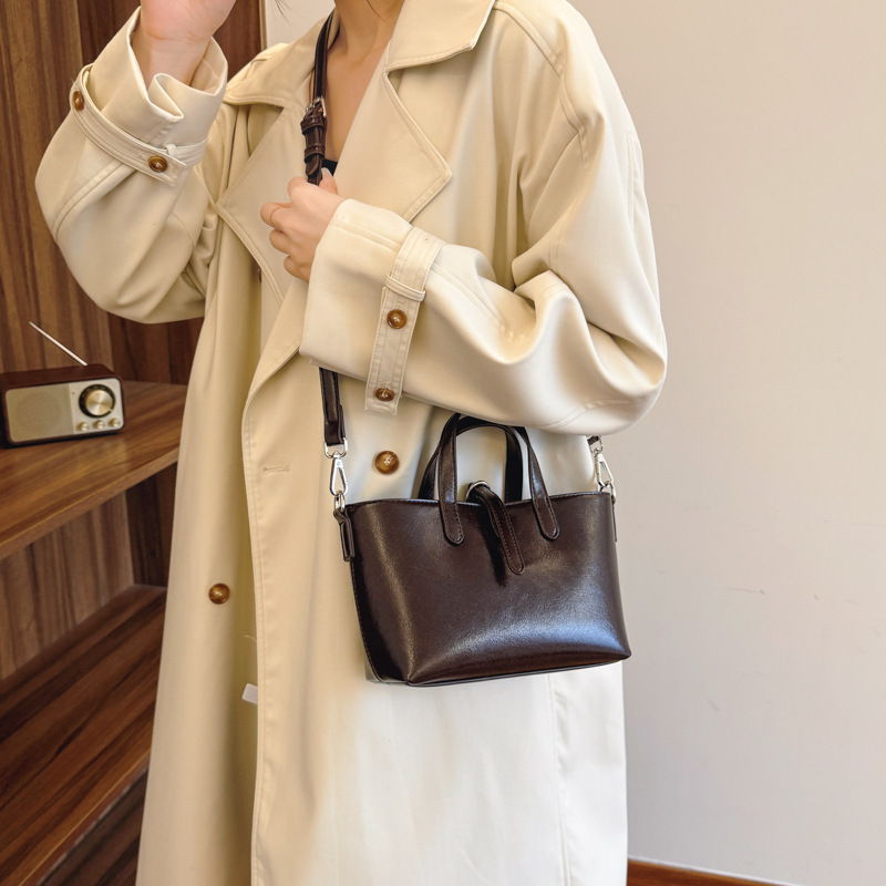 Bolsa de cubo de cera de mano coreana para mujeres 2024 nueva moda de bolso de hombro universal nicho de alto nivel bolso de mochila