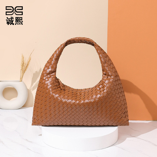 Commuter Versatile Large Capacity Retro Handbag for Women with Quality Casual Single Shoulder Bag Fashion Hand-woven Bag