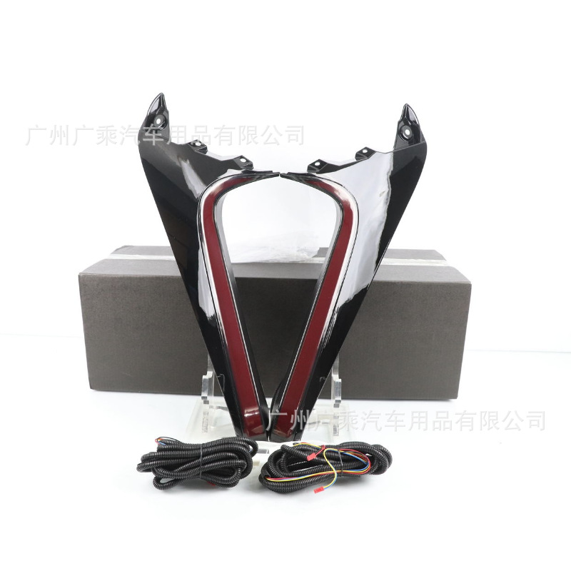 Adecuado para 19-20 Luz de pilar vertical Rongfang Toyota RAV4 luz trasera Luz de pilar vertical luz de advertencia de parachoques trasero luz de freno