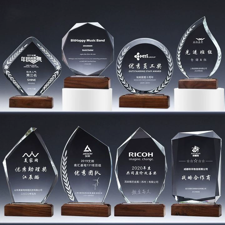 Творческий хрустальный трофей из цельного дерева