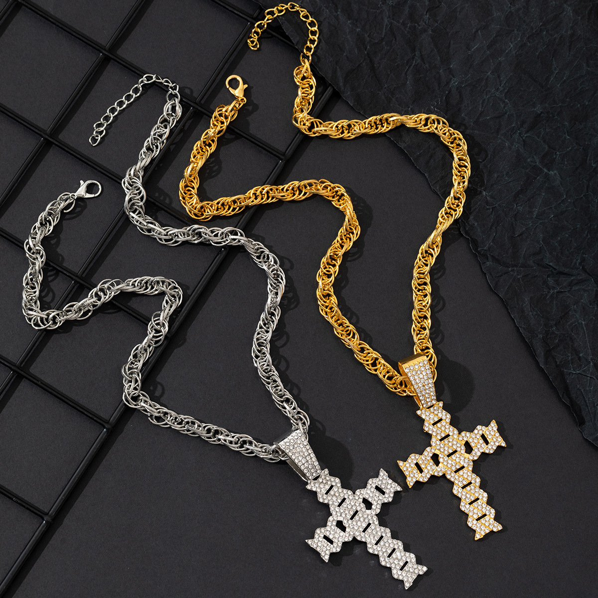 Catena cubana con pendente a croce di diamanti per uomo_voghion.com
