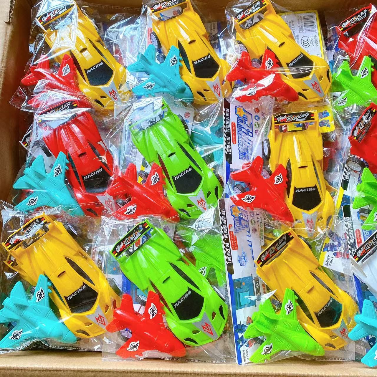 Juguetes infantiles nuevos aviones de retroalimentación empujan modelo de automóvil ferrule regalo jardín de infantes tienda de dos yuanes al por mayor
