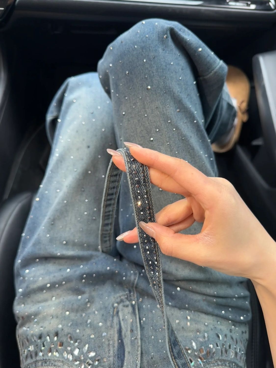 Damjeans med rak passform och hög midja med strassdetaljer_voghion.com