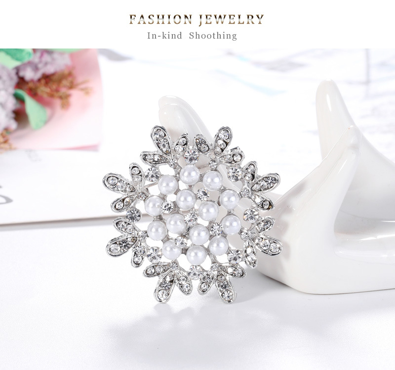 Wholesale Broche En Strass Blanc En Alliage De Fleur De Perle De Style Coréen Nihaojewelry display picture 8