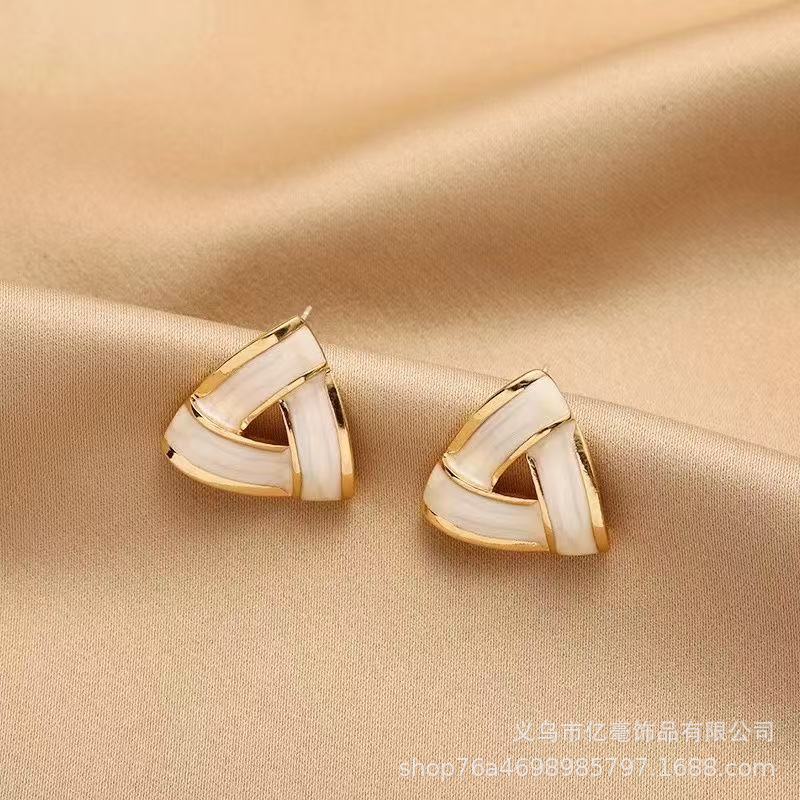 S925 Pendientes de perlas de temperamento Pendientes de lujo ligero de alta gama Pendientes al por mayor y al por menor transfronterizos Mujeres