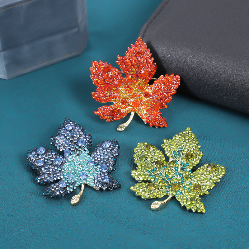 Elegant Shiny Maple Leaf Zinc Alloy Plating Inlay Rhinestones Women's Brooches display picture 2